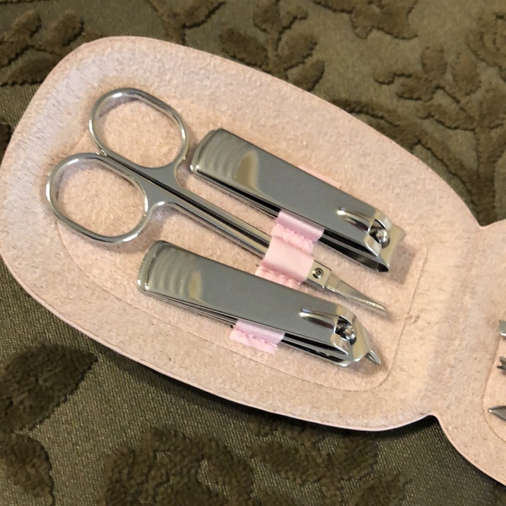 Farmasi Mani/Pedi Set - Picture 4 of 5